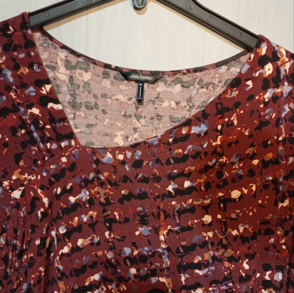 Daisy Fuentes EUC Burgundy Patterned Top, Asymmetrical Neckline, XL - Picture 3 of 7